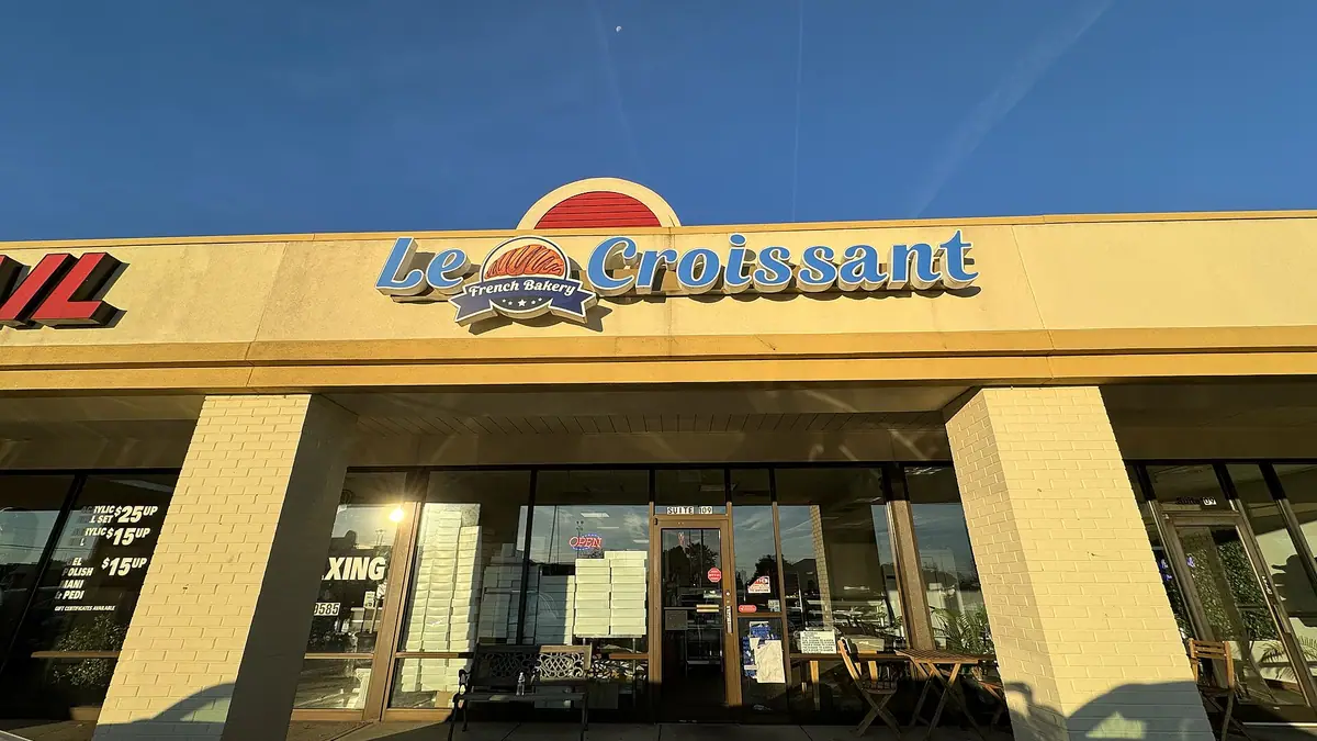 Coffee & cream – patisserie in Tavistock town centre